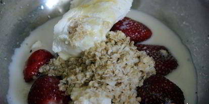 Шаг 3: клубничного смузи с творогом и овсяными хлопьями