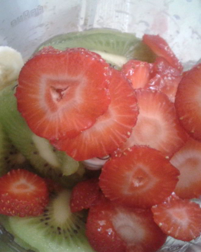 Рецепт смузей из банана, киви, клубники и соевого молока