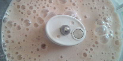 Шаг 1: смузей из банана, киви, клубники и соевого молока