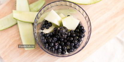 Шаг 2: смузей из дыни с черникой