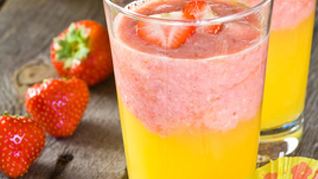 Рецепт Смузей из клубники, бананов и апельсинового сока
