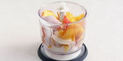 Шаг 2: смузей из персика и малины