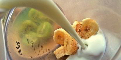 Шаг 3: смузей из ревеня, киви и банана