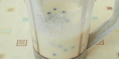 Шаг 2: смузей с творогом и черной смородиной