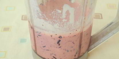 Шаг 3: смузей с творогом и черной смородиной