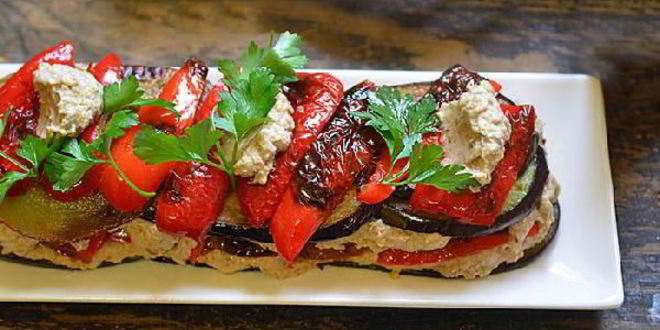 Рецепт чесночно-орехового салат с баклажанами и перцем