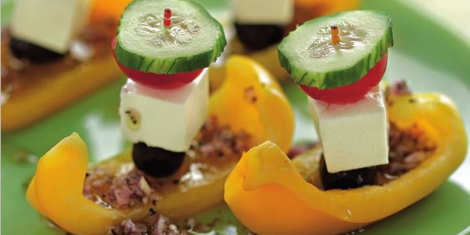 Рецепт греческого салата на шпажке в лодочке из перца