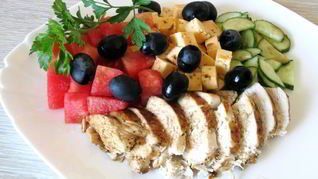 Рецепт Греческого салата с куриной грудкой, арбузом и фетой