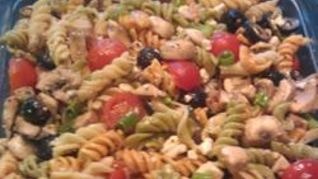 Рецепт Греческого салата с макаронами и грибами
