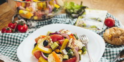 Шаг 10: греческого салата с жареным адыгейским сыром