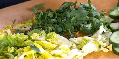 Шаг 7: греческого салата с жареным сулугуни