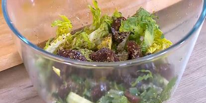 Шаг 8: греческого салата с жареным сулугуни