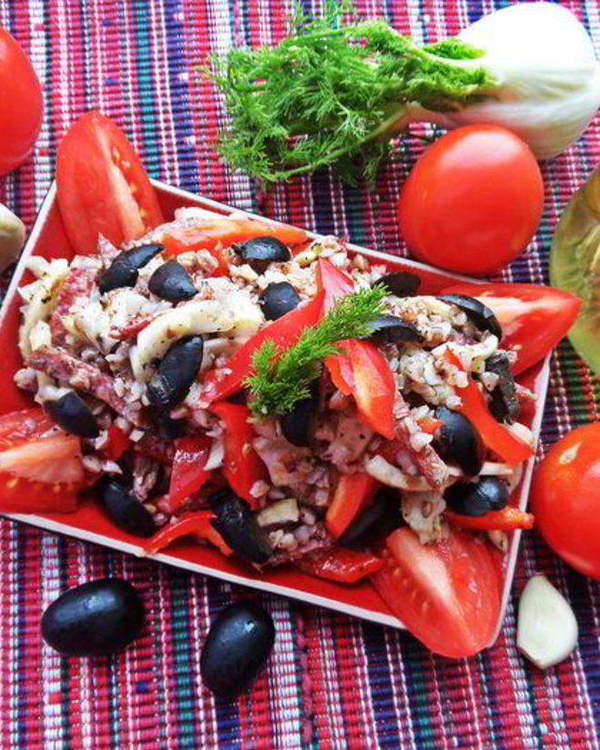 Рецепт гречневого салата с овощами и салями