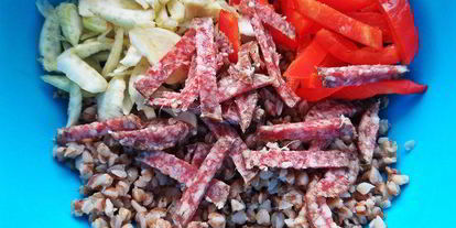 Шаг 5: гречневого салата с овощами и салями