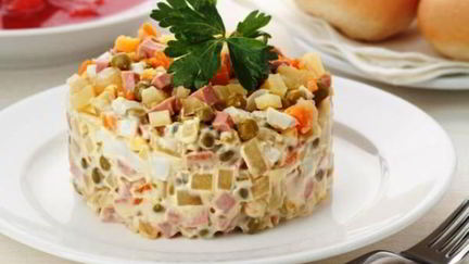 салаты с колбасой