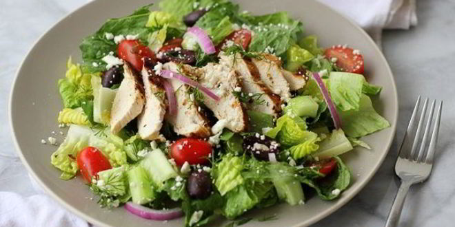 Рецепт салата греческого с жареной курицей
