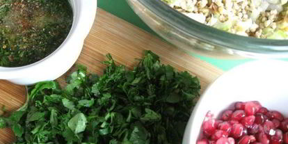 Шаг 10: салата с проростками зеленых зерен гречихи и гранатом