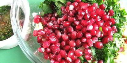 Шаг 11: салата с проростками зеленых зерен гречихи и гранатом