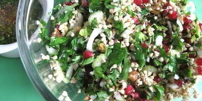 Шаг 12: салата с проростками зеленых зерен гречихи и гранатом