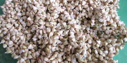 Шаг 2: салата с проростками зеленых зерен гречихи и гранатом