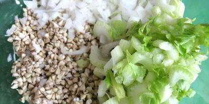 Шаг 7: салата с проростками зеленых зерен гречихи и гранатом