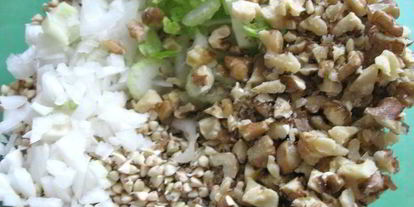 Шаг 8: салата с проростками зеленых зерен гречихи и гранатом