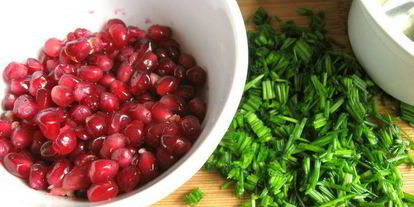 Шаг 9: салата с проростками зеленых зерен гречихи и гранатом