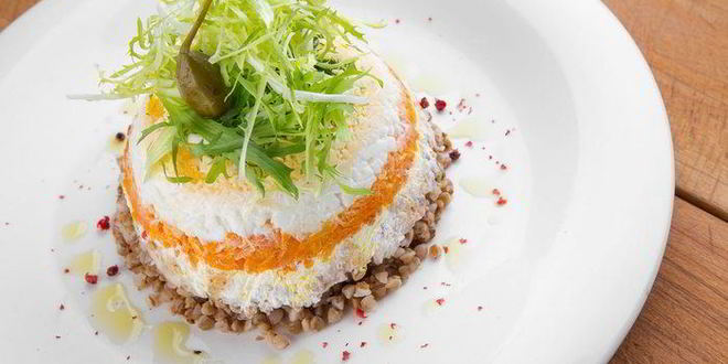 Рецепт слоеного салата с горбушей и гречкой