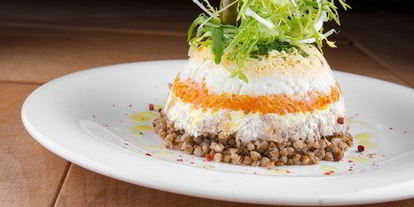 Шаг 5: слоеного салата с горбушей и гречкой