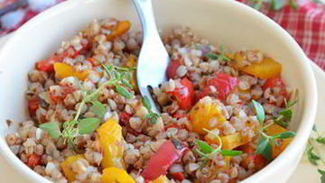 Рецепт Теплого гречневого салата с запеченного паприкого