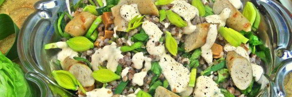 Рецепт Теплого салата из гречки с колбасками и сыром