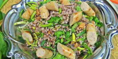 Шаг 10: теплого салата из гречки с колбасками и сыром