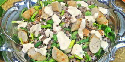 Шаг 12: теплого салата из гречки с колбасками и сыром