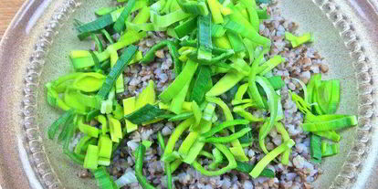 Шаг 2: теплого салата из гречки с колбасками и сыром