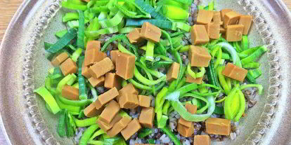 Шаг 5: теплого салата из гречки с колбасками и сыром