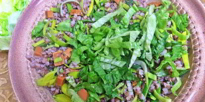 Шаг 6: теплого салата из гречки с колбасками и сыром