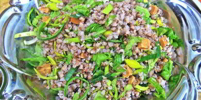 Шаг 7: теплого салата из гречки с колбасками и сыром