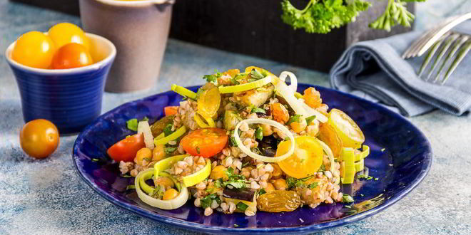 Рецепт теплого салата с гречкой и нутом