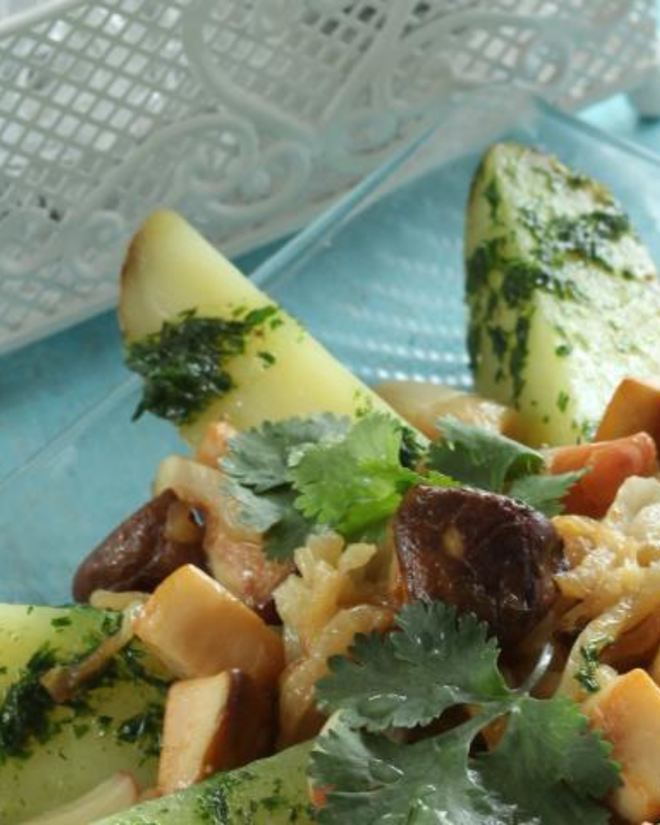 Рецепт картофельного салата с грибами и печеным чесноком