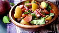 Рецепт Картофельного салата с колбасками и красным луком