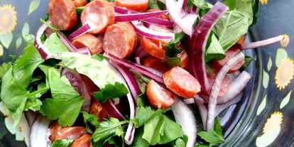 Шаг 1: картофельного салата с колбасками и красным луком