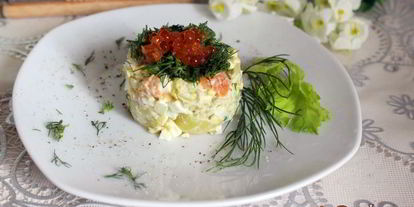 Шаг 7: картофельного салата с красной рыбой и икрой