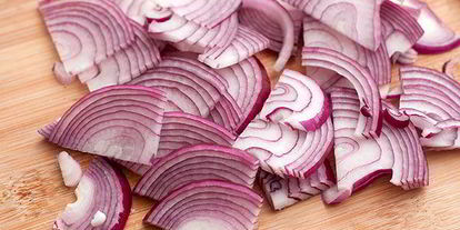 Шаг 4: картофельного салата с красным луком