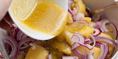 Шаг 7: картофельного салата с красным луком