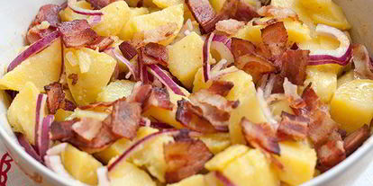 Шаг 8: картофельного салата с красным луком