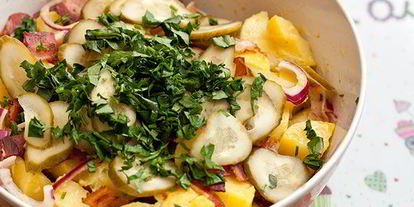 Шаг 9: картофельного салата с красным луком