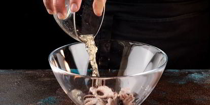 Шаг 3: картофельного салата с мини-осьминогами