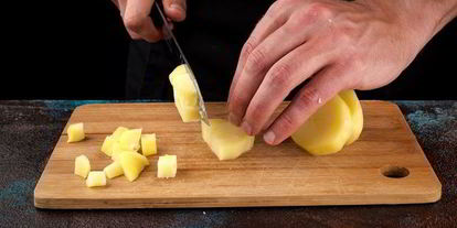 Шаг 5: картофельного салата с мини-осьминогами