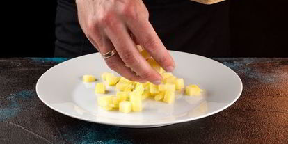 Шаг 6: картофельного салата с мини-осьминогами