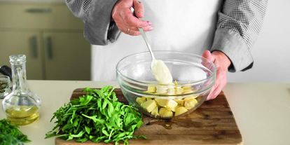 Шаг 2: картофельного салата с обожженным сашими из лосося